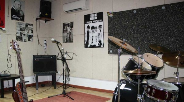 local ensayo equipado
